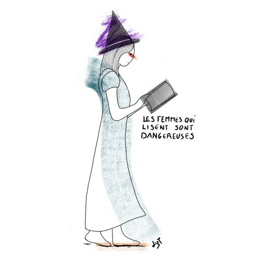 Femme de profil, plein pied, marchant vers la droite, en lisant un livre. Elle porte une robe longue, un chapeau de sorcière, les pieds nus. Dessin en contours noirs sur fond blanc. Des touches de couleurs jaune sous les pieds, bleu ardoise traversant la robe, rouge sur les yeux, violet autour du chapeau. Texte : les femmes qui lisent sont dangereuses. 